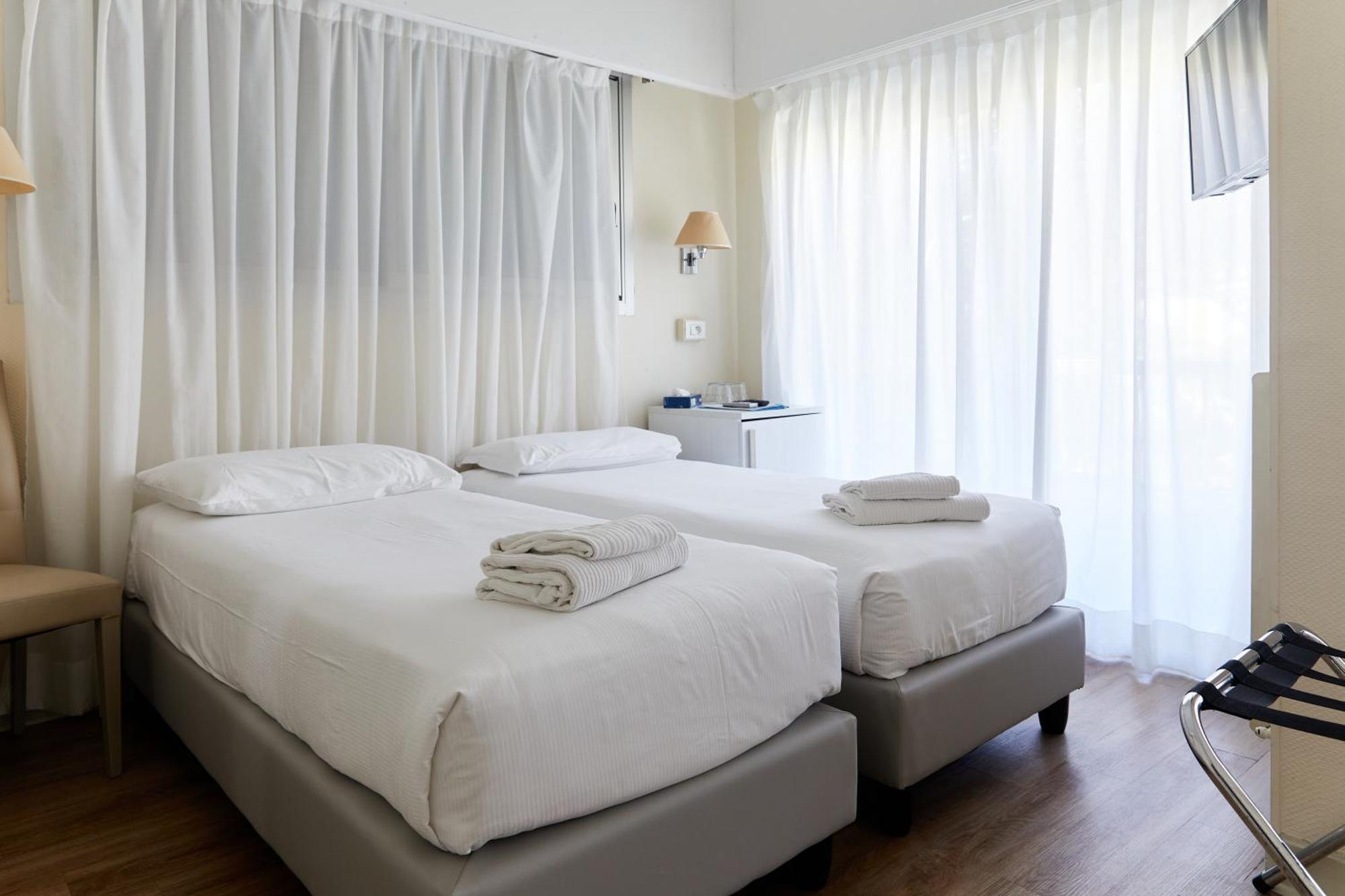 Hotel Le Dauphin Menton Exterior foto
